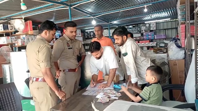 बांसडीह सहतवार मार्ग स्तिथ रघुनाथपुर में इलेक्ट्रॉनिक फर्नीचर की दुकान से चोरों ने लाखों के समान पर किया हाथ साफ