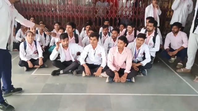 मेडिकल कॉलेज छात्र ने लगाया मारपीट का आरोप, प्राचार्य से निष्पक्ष जांच की मांग

शाहजहांपुर मेडिकल कॉलेज के एक छात्र ने ड्यूटी के दौरान मारपीट, गाली-गलौज और धमकी देने का आरोप लगाया है। छात्र ने चोट के निशान दिखाते हुए प्राचार्य को शिकायत पत्र सौंपा और मामले की निष्पक्ष जांच, सीसीटीवी फुटेज व कॉल रिकॉर्ड की जांच कर दोषियों के खिलाफ कार्रवाई की मांग की है।