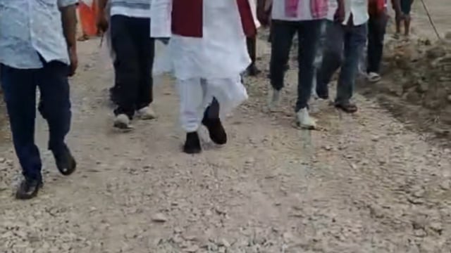 इटवा में निर्माणाधीन सड़कों का नेता प्रतिपक्ष माता प्रसाद पांडे ने किया निरीक्षण, गुणवत्ता से समझौता न करने की दी चेतावन