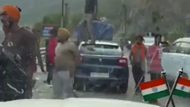 उत्तराखंड के टिहरी जिले के देवप्रयाग के लक्ष्मोली-बगवान का यह नज़ारा है

टूरिस्ट हैं यह लोग, कार की छत पर नाच, 
शर्टलेस भी हैं एक साहब 

राज्य का चारधाम यात्रा मार्ग है यह
