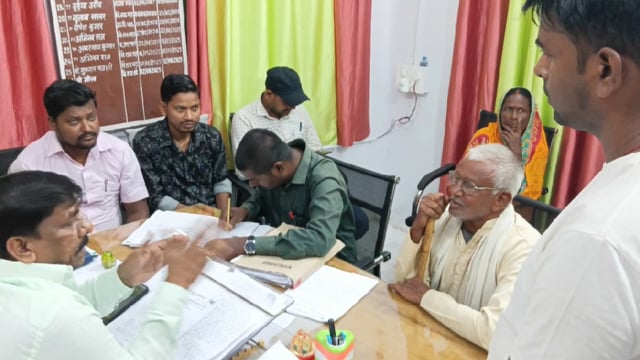 जनता दरबार में आए पांच मामलों में तीन का ऑन द स्पॉट निष्पादन