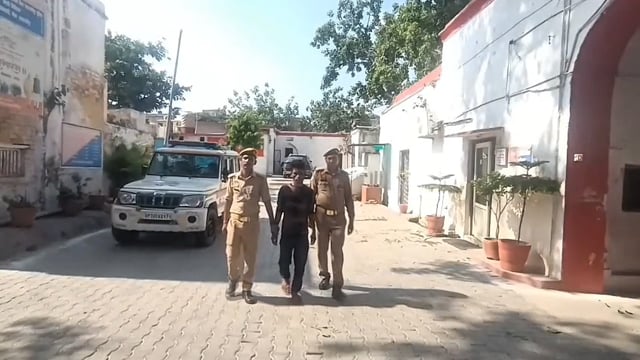 फर्जी खातों से धोखाधड़ी करने वाला वांछित आरोपी गिरफ्तार

शाहजहांपुर की कोतवाली पुलिस ने फर्जी दस्तावेजों के आधार पर बैंक खाते खुलवाकर धोखाधड़ी करने वाले गिरोह के फरार आरोपी बालिस्टर को गिरफ्तार कर लिया। आरोपी लंबे समय से वांछित चल रहा था। पुलिस ने उसे चांदापुर मोड़ के पास से गिरफ्तार कर न्यायालय में पेश किया। मामले में पहले ही कई आरोपी गिरफ्तार किए जा चुके हैं।