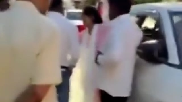 ▶️......बाराबंकी के कंपनी बाग मोहल्ले का वीडियो वायरल है यहां एक महिला ने कार सवार व्यक्ति से मारपीट की।
