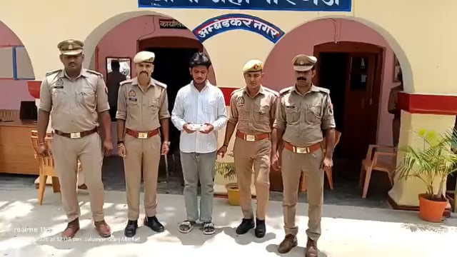 अम्बेडकरनगर..
प्राथमिक विद्यालय में चोरी करने वाला 25 हजार का इनामी बदमाश गिरफ्तार टैबलेट बरामद कर पुलिस ने आरोपी को जेल भेजा।