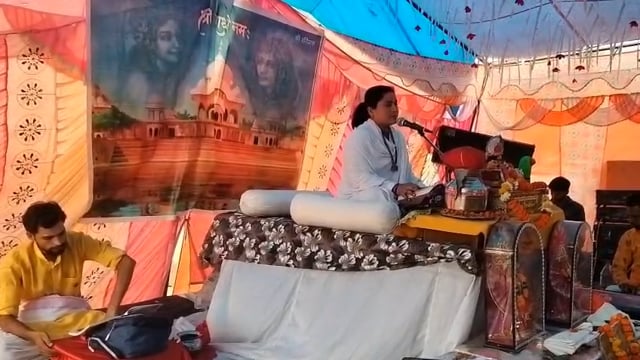 विघेपुर,सासनी हाथरस में चल रही श्रीमद भागवत कथा में आज तृतीय दिन व्यास लाडली राधिका शरण के मुखार बिंदु श्री कृष्णलीला का