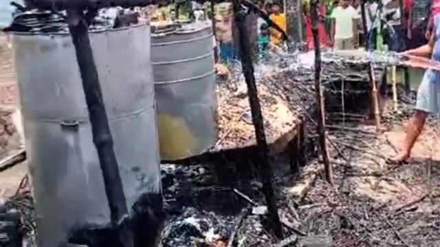 डुहिमुसी ग्राम सभा मे अज्ञात कारणों से रिहायशी झोपड़ी में लगी भीषण आग,लाखो का समान जलकर हुआ राख