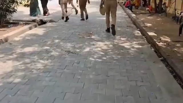 मारपीट के पांच दिन बाद युवक की मौत, परिजनों ने पुलिस पर लगाए गंभीर आरोप

शाहजहांपुर के सिंधौली क्षेत्र में जमीन विवाद में घायल युवक शिवकुमार की इलाज के दौरान मौत हो गई। परिजनों ने आरोप लगाया कि पुलिस ने समय पर एफआईआर दर्ज नहीं की और मेडिकल भी नहीं कराया, जिससे युवक की जान चली गई। मौत के बाद पोस्टमार्टम हाउस पर हंगामा करते हुए परिजनों ने आरोपियों पर हत्या का मुकदमा दर्ज करने और परिवार को आर्थिक सहायता देने की मांग की। पुलिस ने आरोपों को निराधार बताते हुए मामले की जांच शुरू कर दी है।