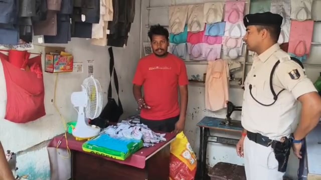 SDPO रागिनी कुमारी के नेतृत्व में तीन दुकानों पर छापेमारी, भारी मात्रा में लॉटरी टिकट, नकदी और अन्य दस्तावेज बरामद, तीन कारोबारी गिरफ्तार।