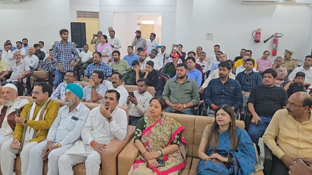 कविता के माध्यम से पत्रकारों की भूमिका को किया रेखांकित

संगोष्ठी के दौरान श्रमजीवी पत्रकार यूनियन के जिलाध्यक्ष एवं पत्रकार कुलदीप कुमार ‘दीपक’ ने अपनी कविता के माध्यम से पत्रकारिता के दायित्व, समाज के प्रति उसकी जिम्मेदारी और लोकतंत्र में प्रेस की महत्वपूर्ण भूमिका को प्रभावशाली ढंग से प्रस्तुत किया। उनकी काव्य प्रस्तुति को उपस्थित अतिथियों, पत्रकारों और श्रोताओं ने सराहा तथा तालियों की गड़गड़ाहट से उनका उत्साहवर्धन किया।