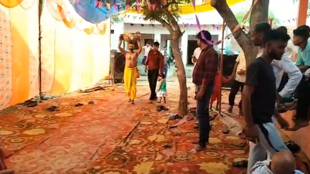 विघेपुर सासनी हाथरस में चल रही लाडली राधिका शरण के मुखार बिंदु से श्री कृष्ण जन्म और श्री कृष्ण लीला का वर्णन..