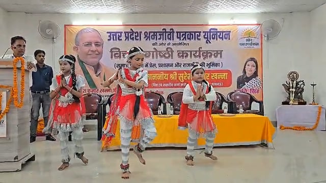 छात्राओं की प्रस्तुति से प्रभावित हुए वित्तमंत्री, किया सम्मानित

कार्यक्रम में छात्राओं ने अपनी शानदार सांस्कृतिक प्रस्तुति से सभी का मन मोह लिया। उनकी प्रतिभा से प्रभावित होकर वित्तमंत्री सुरेश कुमार खन्ना ने छात्राओं को सम्मानित किया और प्रोत्साहन स्वरूप प्रत्येक को ₹1000 का नकद पुरस्कार प्रदान किया।