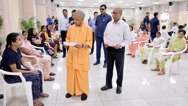 जनसेवा सर्वोच्च प्राथमिकता! 

मुख्यमंत्री योगी आदित्यनाथ जी ने आज लखनऊ स्थित सरकारी आवास पर ‘जनता दर्शन’ में प्रदेश के विभिन्न जनपदों से आए नागरिकों की समस्याएं सुनीं तथा संबंधित अधिकारियों को जनसमस्याओं के त्वरित, पारदर्शी एवं प्रभावी समाधान के निर्देश दिए।
नेशनल मीडिया न्यूज़ एजेंसी से संतोष कुमार की खास रिपोर्ट 
मोबाइल नं
8005208596