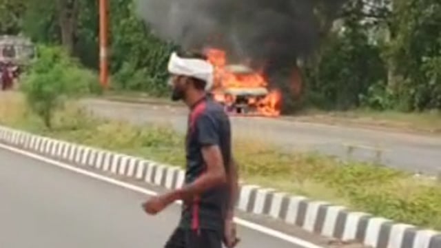 हाईवे पर दौड़ती कार बनी आग का गोला, चालक ने भागकर बचाई जान, लखीमपुर-लखनऊ हाईवे की घटना