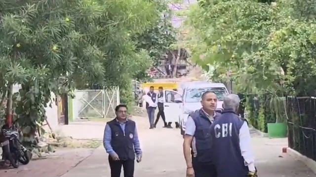▶️......दिशा केस में CBI की बड़ी कार्रवाई!
CBI आरोपी सास गिरीवाला के घर पहुंची।

टीम मौके पर मौजूद रहकर क्राइम सीन को रीक्रिएट कर रही है।
मामले की हर एंगल से जांच जारी।