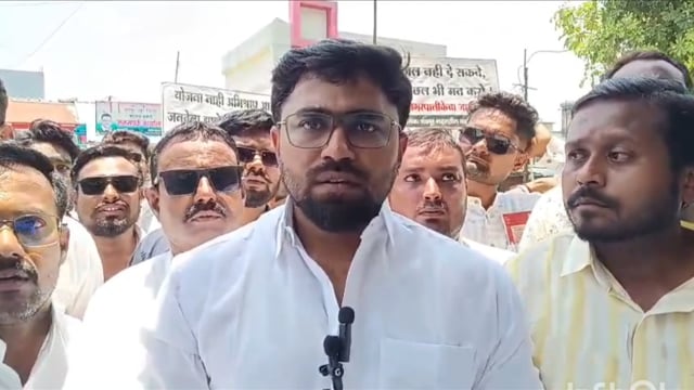 महाविकास युवक आघाडीतर्फे मनपा विरोधात घागर फोडो मोर्चा :मनपा उपायुक्तना निवेदन