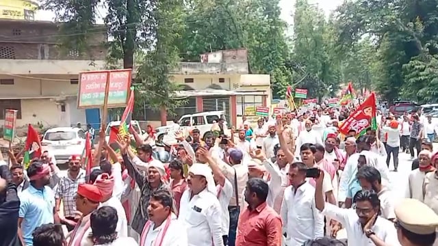 बलिया में मंहगाई को लेकर सपा के हल्ला बोल के दौरान सपा नेता अरविंद गिरी ने सरकार पर साधा निशाना