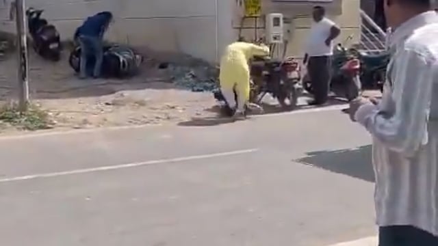 ▶️......आगरा के ताजगंज क्षेत्र में उस समय हंगामा खड़ा हो गया जब एक महिला ने अपने पति को कथित तौर पर प्रेमिका के साथ होटल से बाहर निकलते देख लिया। इसके बाद होटल के बाहर पति, पत्नी और दूसरी महिला के बीच तीखी बहस, गाली-गलौज और धक्का-मुक्की की स्थिति बन गई। घटना का वीडियो सोशल मीडिया पर वायरल हो रहा है।