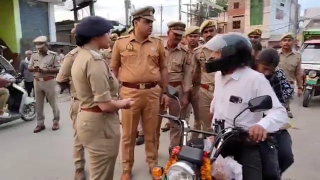 ▶️.....भाई साहब तो हैवी ड्राइवर निकले
स्कूटर पर महिला, बच्चे और सामान समेत पूरा परिवार लेकर निकले
वीडियो देखकर लोग बोले— पेट्रोल बचाने का इससे बेहतर तरीका नहीं हो सकता