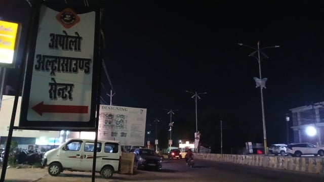 शाहजहांपुर : बरेली मोड़ रोड पर बंद पड़ी स्ट्रीट लाइटों से पसरा अंधेरा, राहगीर परेशान
शाहजहांपुर। शहर में सत्यानंद हॉस्पिटल के पास हाईवे से बरेली मोड़ जाने वाली रोड पर लगी स्ट्रीट लाइटें रविवार देर रात तक बंद रहीं। रात करीब 11 बजे तक लाइटें न जलने से पूरे मार्ग पर अंधेरा पसरा रहा, जिससे राहगीरों और वाहन चालकों को काफी दिक्कतों का सामना करना पड़ा।