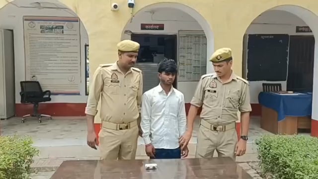 मंदिर से चोरी कर भाग रहा युवक पकड़ा गया, नकदी बरामद

शाहजहांपुर के परौर थाना क्षेत्र में ब्रह्मदेव मंदिर परिसर से ₹3320 की चोरी कर भाग रहे एक युवक को स्थानीय लोगों ने मौके पर पकड़ लिया। सूचना पर पुलिस ने आरोपी कन्हई को गिरफ्तार कर उसके कब्जे से चोरी की पूरी रकम बरामद कर ली। मामले में मुकदमा दर्ज कर आगे की विधिक कार्रवाई की जा रही है।