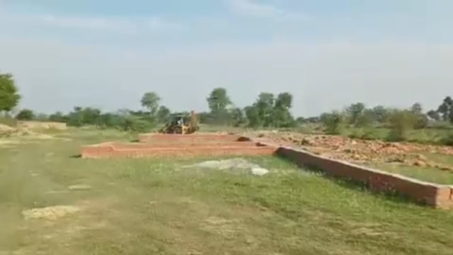 ▶️.....बाराबंकी में प्लाट बेचने वालों के झांसे में न आए निवेश से पहले तहसील और राजस्व कागजों की पूरी जांच करे।
आज DM ईशान प्रताप सिंह के निर्देश पर SDM सदर @agrawal_gunjita ने नानमऊ गांव में चल रही अवैध प्लाटिंग पर चलवाया बुलडोजर, BNS 161 के तहत स्टालिन इंफ्रा डेवलपर्स की अवैध प्लाटिंग ध्वस्त की गई।