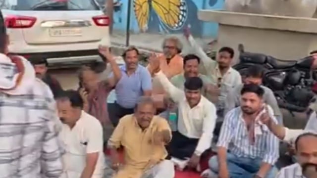 वृंदावन कोतवाली मैं पत्रकारों को धमकी,  पत्रकारों का वृंदावन कोतवाली पर प्रदर्शन टेंट लगाकर प्रदर्शन जारी