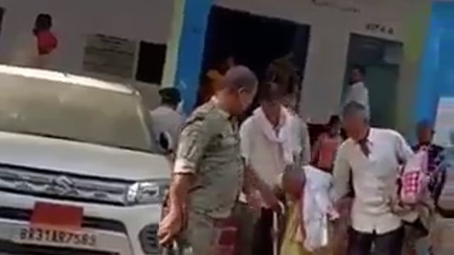 ▶️......इनकी उम्र 85 साल है , ये बुजुर्ग ठीक से चल भी नही सकते,ठीक से खड़े भी नही हो सकते और इन्हें 34 साल पुराने मामले में जेल की सजा सुनाई गई है। आपसी विवाद का मामला था। 
पड़ोसी से झगड़ा हुआ और चार्जशीट के अनुसार गोली भी चली। 
5 लोग दोषी पाए गए थे, 4 की पहले ही मौत हो चुकी है। 

📍वैशाली, बिहार