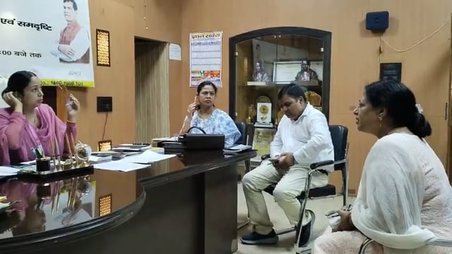 संभव जनसुनवाई में गूंजी बिजली विहीन परिवारों की समस्या, पार्षद अल्पना श्रीवास्तव ने उठाई आवाज

संभव जनसुनवाई के दौरान नामित पार्षद अल्पना श्रीवास्तव ने सुभाषनगर स्मार्ट रोड के पास स्थित उन परिवारों की समस्या नगरायुक्त सौम्या गुरुरानी के समक्ष रखी, जिनके घरों तक वर्षों से बिजली कनेक्शन नहीं पहुंच पाया है। इस पर नगरायुक्त ने आश्वासन दिया कि मामले की जानकारी उपलब्ध कराई जाए, ताकि बिजली विभाग से समन्वय कर समस्या के समाधान के लिए आवश्यक कार्रवाई की जा सके।