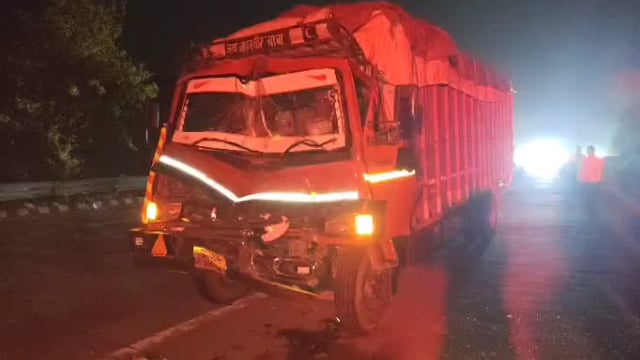 MANT-यमुना एक्सप्रेस वे पर बड़ा हादसा टला, ब्रेक फेल होने से ट्राला से टकराया कैंटर: चालक सुरक्षित,,