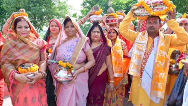 MANT-84 कोस परिक्रमा मार्ग हुआ भक्तिमय, 101 कलश धारण कर निकलीं श्रद्धालु महिलाएं,,