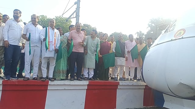 आज शाहजहाँपुर रेलवे स्टेशन से गाड़ी संख्या 22545/22546 लखनऊ जं.–देहरादून जं.–लखनऊ जं.वंदे भारत एक्सप्रेस” के शाहजहाँपुर रेलवे स्टेशन पर ठहराव का हरी झंडी दिखाकर  शुभारम्भ किया।
इस अवसर पर राज्यसभा सांसद श्री मिथलेश कुमार  जिलाध्यक्ष श्री के०सी० मिश्रा महानगर अध्यक्ष श्रीमती शिल्पी गुप्ता जिला सहकारी बैंक के अध्यक्ष श्री धर्मेंद्र प्रताप राठौर  भाजपा नेता कौशल मिश्रा उपस्थित रहे,
इस ट्रेन के शाहजहाँपुर रेलवे स्टेशन पर ठहराव से देवभूमि उत्तराखंड की दूरी को कम समय एवं सुगम यात्रा भी सुनिश्चित होगी।