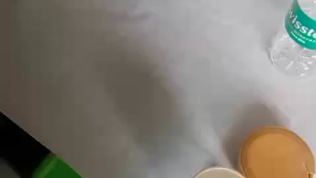 ▶️सतना◀️
खरीब का सीजन शुरू होने के पहले ही खाद की कालाबाजारी शुरू
266 रुपये की यूरिया 320 रुपए में बेंच रहे  दुकानदार, बांधी किसान  कृषि सेवा क्रेंद्र बाँधी का आया मामला  ।प्रोपाइटर रावेंद्र सिंह है दुकान संचालक, किसान आईडी से बुक हुई खाद ,266 रुपए भुगतान कर निजी विक्रेता की दुकान   से खाद के उठाव की मिली पर्ची,  दुकान पहुंचने पर 320 रुपए प्रति बोरी खाद का बताया गया रेट,   54 रुपए प्रति बोरी मुनाफ़ा ले रहे विक्रेता ,
किसान की दलील के बाद भी  नहीं हुआ रेट कम,