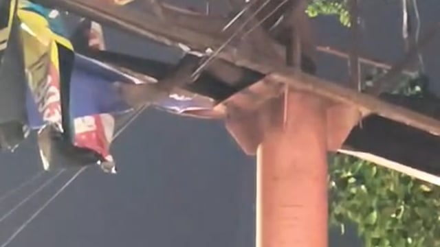 ▶️......लखनऊ में हाईवोल्टेज ड्रामा: होल्डिंग बोर्ड पर चढ़ा मानसिक विक्षिप्त युवक, घंटों चला रेस्क्यू*