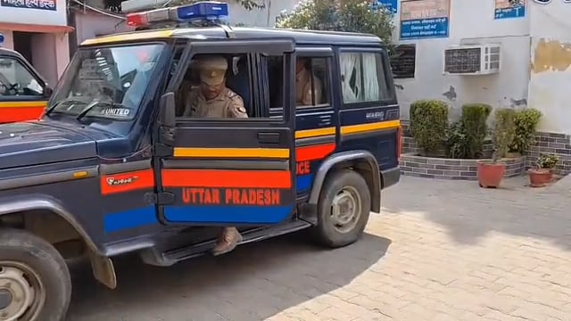 नाबालिग से छेड़छाड़ के मामले में वांछित आरोपी गिरफ्तार

शाहजहांपुर के सदर बाजार थाना पुलिस ने नाबालिग से छेड़छाड़ और मारपीट के मामले में वांछित आरोपी ध्रुव को गिरफ्तार कर लिया। आरोपी के खिलाफ पॉक्सो एक्ट समेत विभिन्न धाराओं में मुकदमा दर्ज था। पुलिस ने उसे शहबाजनगर तिराहे से गिरफ्तार कर न्यायालय में पेश किया।