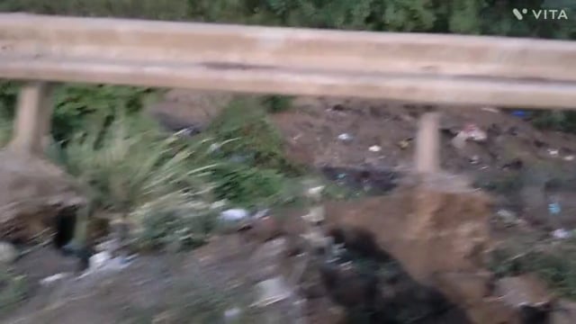 कोल्हापूर मध्ये तावडे हॉटेल रोडवर पुलावरून गाडीखाली जाऊन भीषण अपघात एक ठार