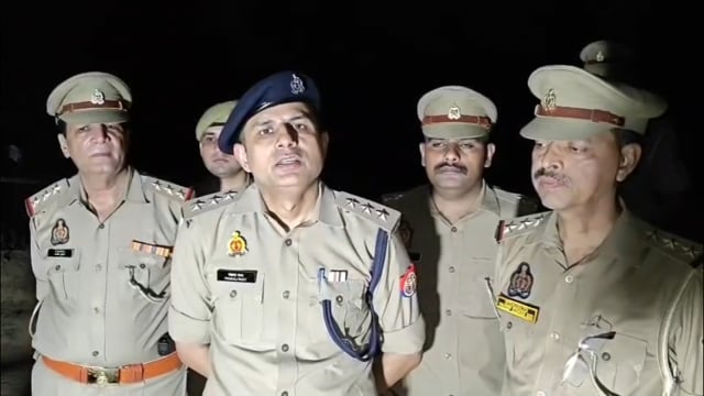 थाना सदर बाजार क्षेत्रान्तर्गत दिनांक 25.05.26 को एक महिला के साथ हुई चेन लूट की घटना से संबंधित अभियुक्तगणों को जनपदीय एस0ओ0जी0 , सर्विलांस सेल व थाना सदर बाजार पुलिस की संयुक्त कार्यवाही में पुलिस मुठभेड़ के दौरान गिरफ्तारी व बरामदगी के संबंध में क्षेत्राधिकारी नगर की बाइट।