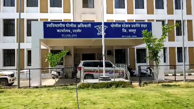 अर्चना बार समोर हातात धारधार सुरा घेऊन दहशत निर्माण करणाऱ्या व्यक्तीवर गुन्हा दाखल