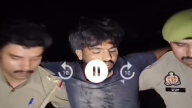शाहजहाँपुर: थाना सदर बाजार पुलिस, एसओजी व सर्विलांस टीम ने महिला से चेन व मंगलसूत्र लूट की घटना का सफल खुलासा करते हुए पुलिस मुठभेड़ में दो आरोपियों को गिरफ्तार किया। गिरफ्तार अभियुक्तों की पहचान अकरम अली और रफीक निवासी गदरपुर, उधम सिंह नगर (उत्तराखंड) के रूप में हुई। पुलिस पर फायरिंग के दौरान जवाबी कार्रवाई में दोनों के पैर में गोली लगी। आरोपियों के कब्जे से दो तमंचे, कारतूस, ₹21 हजार नकद, लूट में प्रयुक्त बजाज प्लेटिना बाइक और मोबाइल फोन बरामद हुए। पुलिस ने मुकदमा दर्ज कर आगे की कानूनी कार्रवाई शुरू कर दी है।