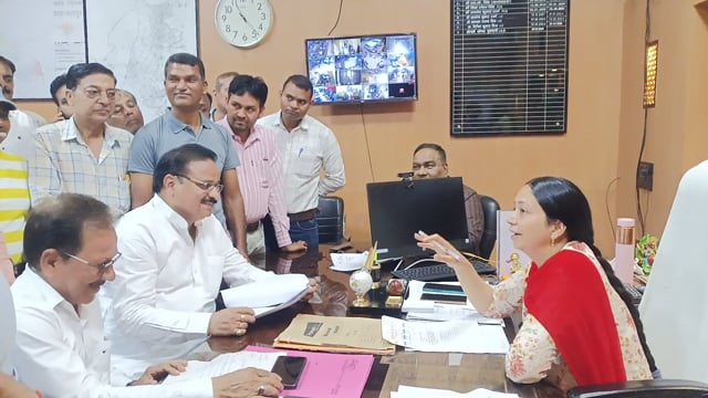 उत्तर प्रदेश आदर्श व्यापार मंडल शाहजहांपुर प्रदेश मंत्री पंकज वर्मा सराफा जलाल नगर 
ज्ञापन 
महापौर नगर आयुक्त नगर निगम शाहजहांपुर 
महानगर में जर्जर पड़ी सड़कों का तत्काल निर्माण करने निष्प्रयोज टेलीफोन के खंभे हटाने ई रिक्शा की व्यवस्था करने इज्जत घरों की साफ सफाई जल निगम द्वारा खोदे गए गधों को भरने के संबंध में 
महानगर में जर्जर हो चुकी सड़क को तत्काल बनाया जाए