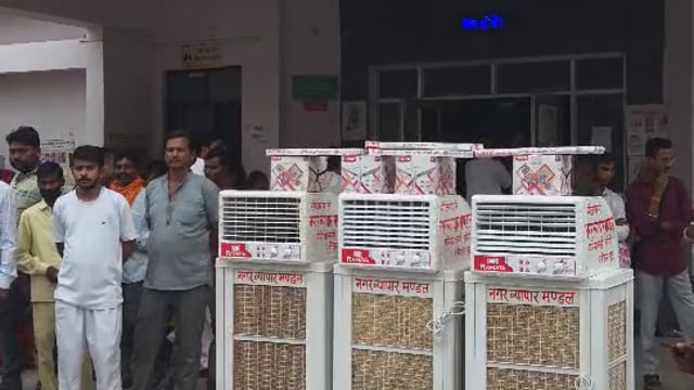 सीएचसी में संसाधनों की कमी पर व्यापार मंडल आया आगे, कंछल गुट ने सीएवसी को भेंट चार पंखे व तीन कूलर