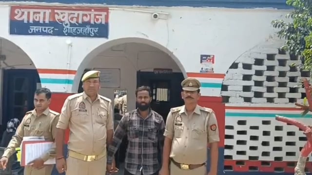 महिला संबंधी गंभीर मामले में आरोपी गिरफ्तार

खुदागंज पुलिस ने महिला संबंधी गंभीर अपराध के मामले में वांछित आरोपी शहनावाज को देवहा नदी पुल के पास से गिरफ्तार कर लिया। आरोपी के खिलाफ युवती के साथ छेड़छाड़, धमकी देने और अन्य गंभीर धाराओं में मुकदमा दर्ज है। पुलिस ने आरोपी को न्यायालय में पेश कर आगे की कार्रवाई शुरू कर दी है।