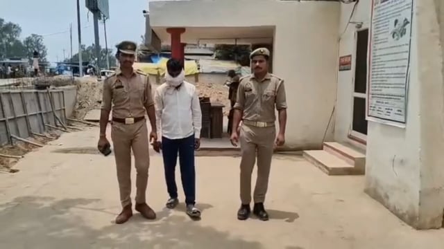 पानी के विवाद में फायरिंग का आरोपी गिरफ्तार

शाहजहांपुर के कांट थाना क्षेत्र में पानी के विवाद के दौरान हुई फायरिंग के मामले में वांछित आरोपी विपिन कुमार को पुलिस ने गिरफ्तार कर लिया। आरोपी को रामलीला मैदान के पास से पकड़ा गया। पुलिस ने आवश्यक कार्रवाई के बाद उसे न्यायालय में पेश किया।
