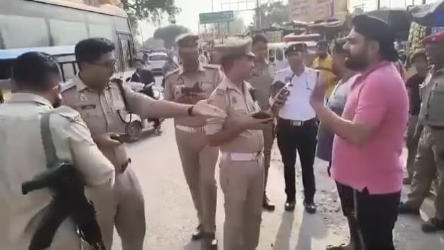 यह है व्यापार मंडल कंछल गुट के व्यापारी नेता हैनी सिंह शाहजहांपुर रोड़ वेज बस स्टॉप पे चलता दारू के नशे में कंछल गुट व्यापार मंडल के पदाधिकारी  हैनी सिंह जिनका गोविंदगंज बाजार में रेडीमेड का शोरूम इनके पिता परमजीत सिंह बसपा के पदाधिकारी है इनका हाईवोल्टेज ड्रामा सीओ ट्रैफिक शुभम वर्मा से होती नोंकझोंक।