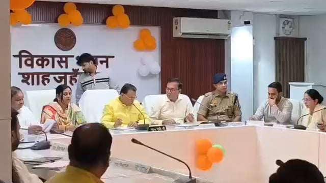 प्रभारी मंत्री नरेन्द्र कश्यप ने जन जागरूकता अभियान की तैयारियों की समीक्षा की, 5 से 21 जून तक होंगे विभिन्न कार्यक्रम
शाहजहांपुर में उत्तर प्रदेश सरकार के राज्य मंत्री (स्वतंत्र प्रभार) एवं प्रभारी मंत्री Narendra Kashyap ने विकास भवन में अधिकारियों और जनप्रतिनिधियों के साथ बैठक कर 5 से 21 जून तक