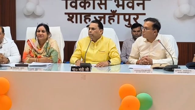 5 जून से शुरू होगा जन-जागरूकता महाअभियान

शाहजहांपुर में 5 से 21 जून तक समेकित जनकल्याण एवं जन-जागरूकता अभियान चलाया जाएगा। प्रभारी मंत्री नरेंद्र कश्यप ने तैयारियों की समीक्षा करते हुए अधिकारियों को अभियान को जनसहभागिता के साथ सफल बनाने के निर्देश दिए। अभियान के तहत 8.64 लाख पौधों का वृक्षारोपण, स्वास्थ्य मेले, जनकल्याण शिविर, विकास प्रदर्शनी, प्राकृतिक खेती कार्यशालाएं और योग दिवस कार्यक्रम आयोजित किए जाएंगे। सरकार की योजनाओं का लाभ पात्र लोगों तक पहुंचाने पर विशेष जोर रहेगा।