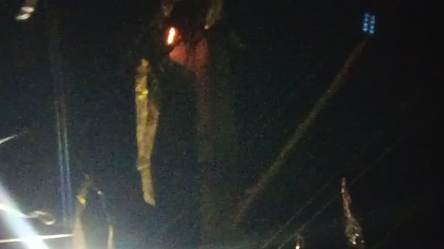 शाहजहाँपुर के आवास विकास स्थित ईदगाह रोड पर बिजली के खंभे पर लगे तारों में अचानक आग लग गई। आग लगने से क्षेत्र में अफरा-तफरी का माहौल बन गया। स्थानीय लोगों ने इसकी सूचना विद्युत विभाग को दी।