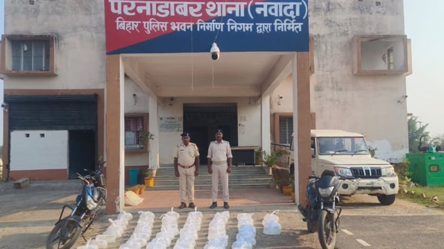 640 लीटर महुआ शराब के साथ दो बाइक जब्त धंधेबाज फरार