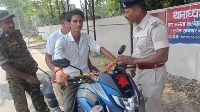 54 लीटर महुआ शराब के साथ बाइक सवार दो युवक गिरफ्तार