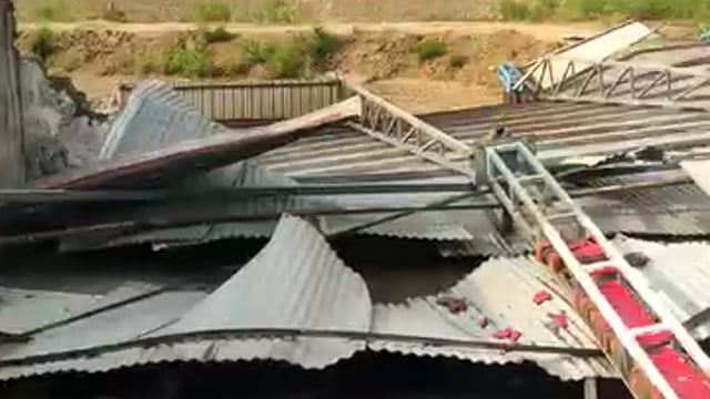 अलीगढ़ के जट्टारी में आधी बारिश से रोड पर गिरे पेड़ बिजली विभाग का भी काफी नुकसान 