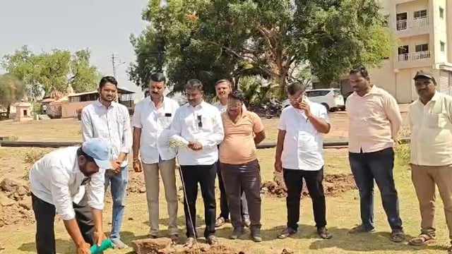 जागतिक पर्यावरण दिनानिमित्त आटपाडी नगरपंचायतीचा वृक्षारोपण उपक्रम